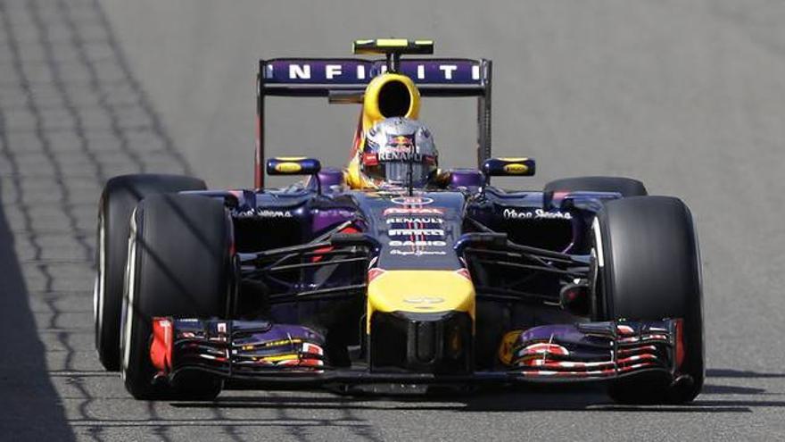 Ricciardo aprovecha la pelea Rosberg-Hamilton
