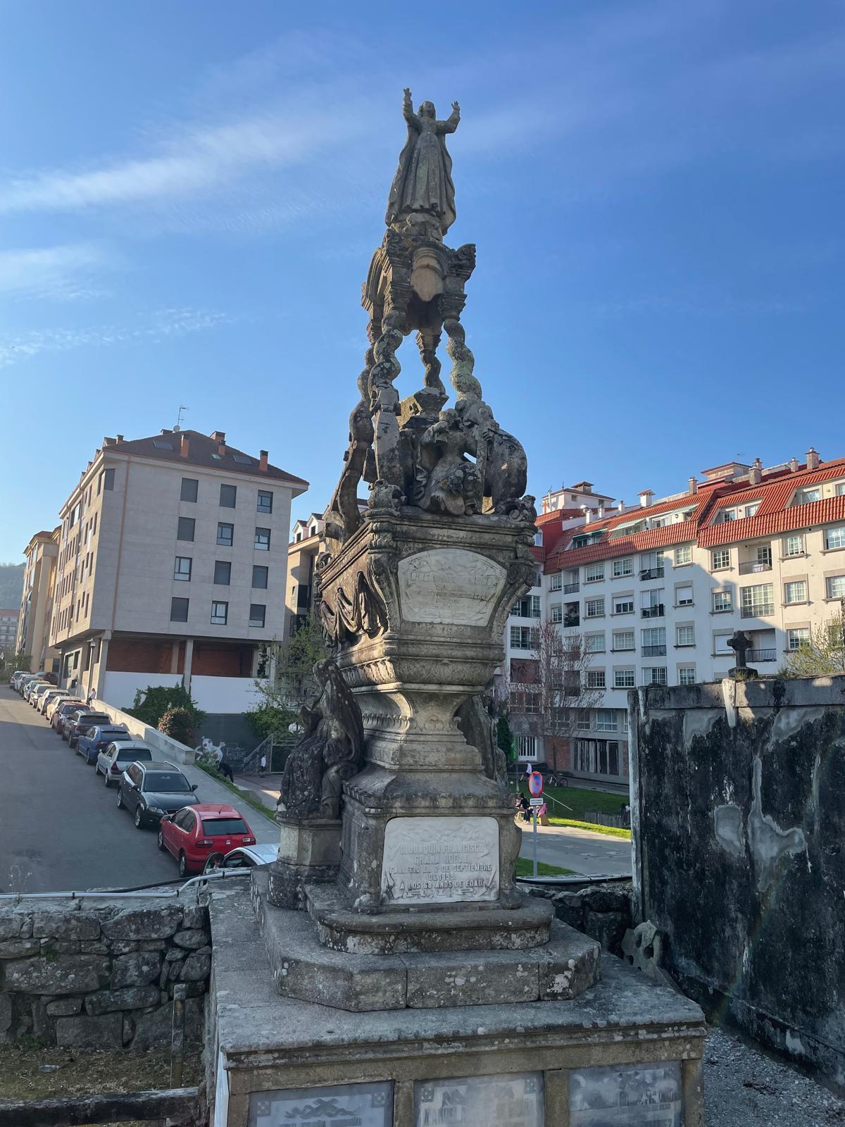 Panteón de Joaquín Francisco Graña Rodal «O Ranqueta», en el cementerio municipal de Cangas.