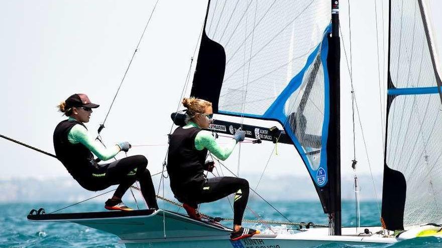 Patricia Suárez y Nicole van der Velden, en plena competición. // ©Sailing Energy