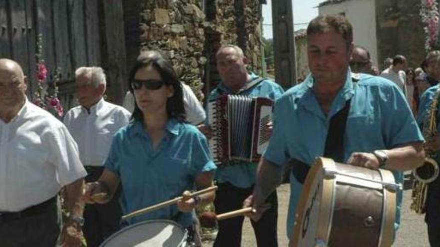 Los integrantes de una banda de música animan los festejos de Litos.