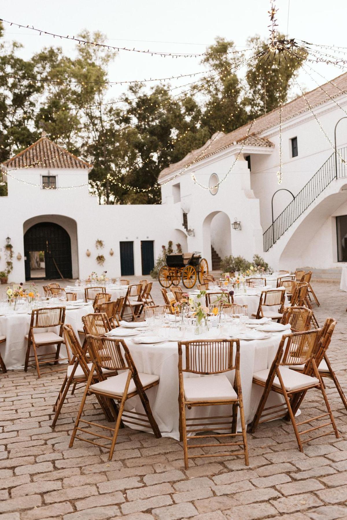 Mesas para eventos en uno de los espacios de Cortijo Esparragal