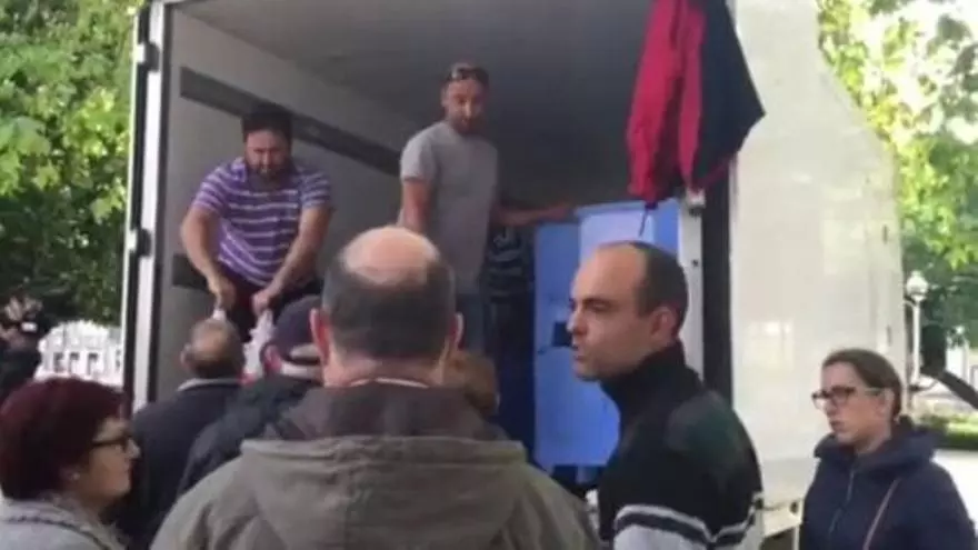 El cerco gallego reparte 8.000 kilos de jurel como señal de protesta por la escasez de cuotas