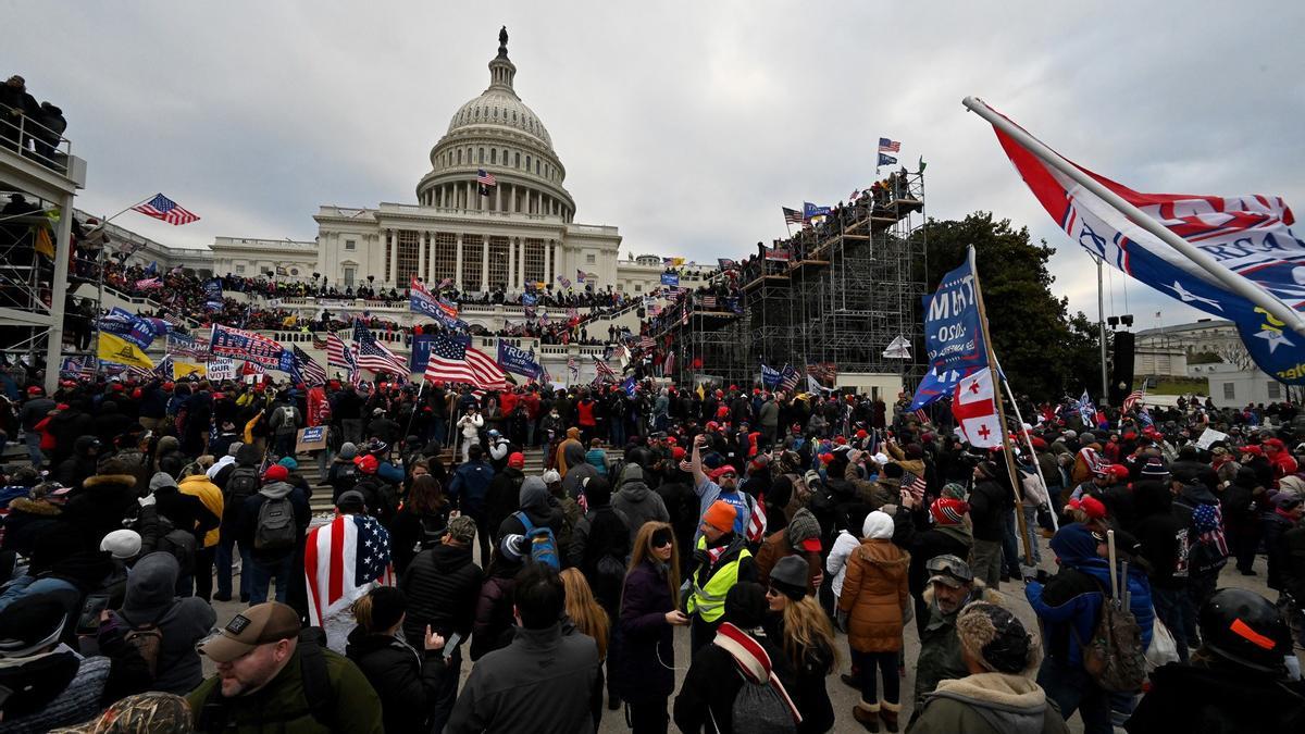 La base MAGA de Trump, la más propensa a ejercer violencia política en EEUU