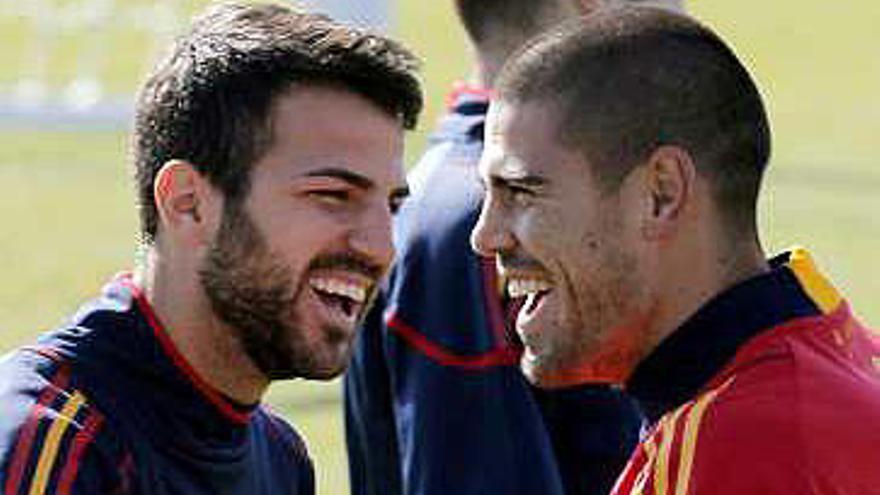 Cesc bromea con Reina.