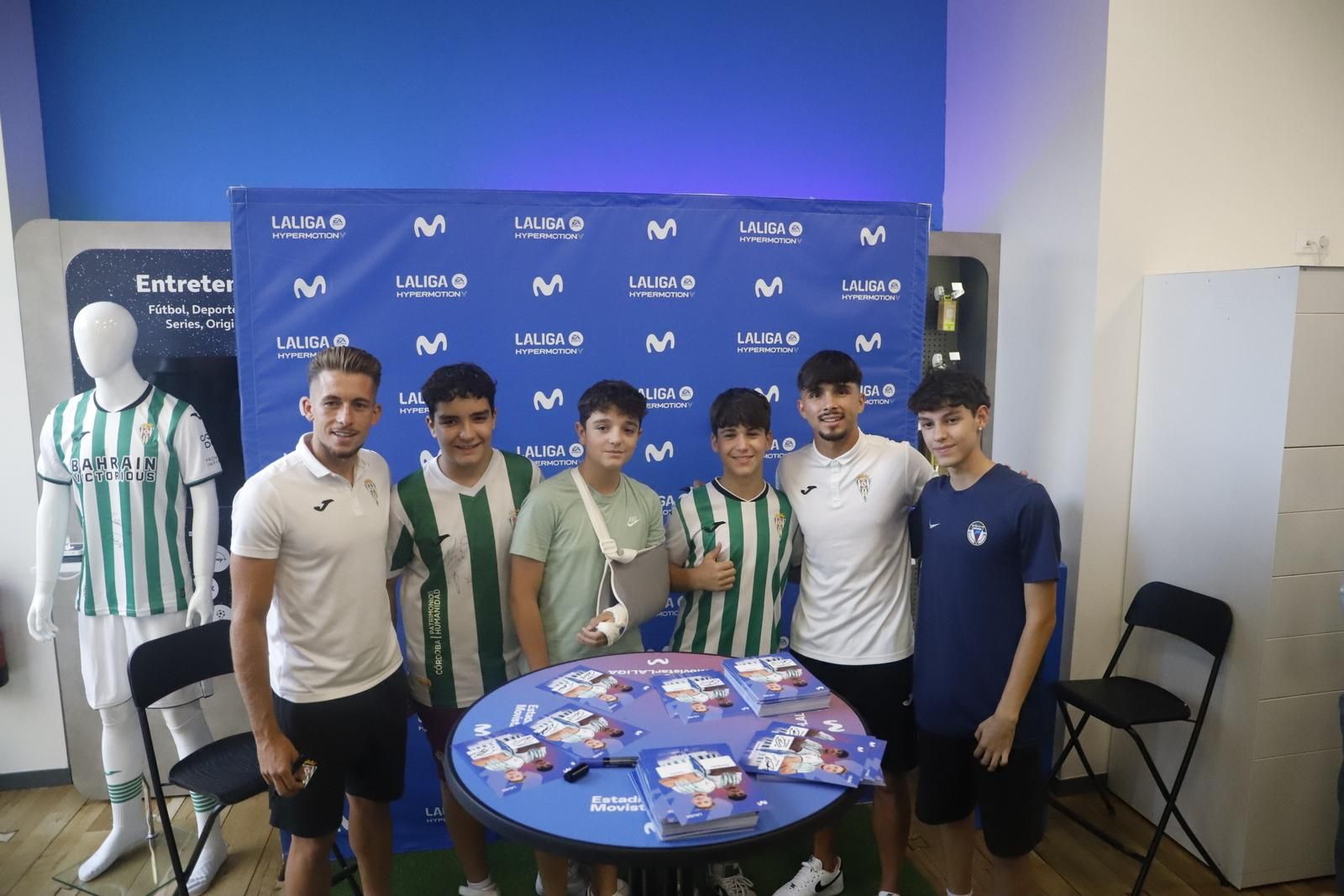 La firma de autógrafos de Isma Ruiz y Kevin Medina en la tienda de Movistar en imágenes