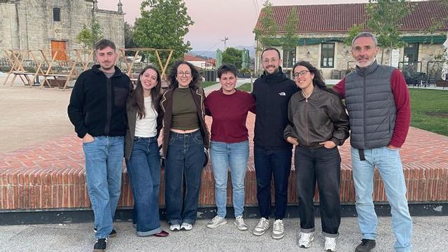Parte de los jóvenes que impulsaron el documental, junto a la alcaldesa de O Rosal.