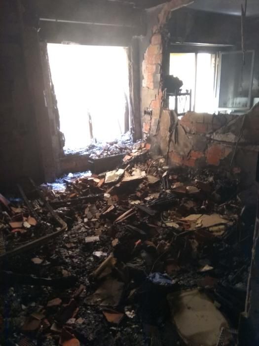 Un incendio arrasa una vivienda en Alcoy