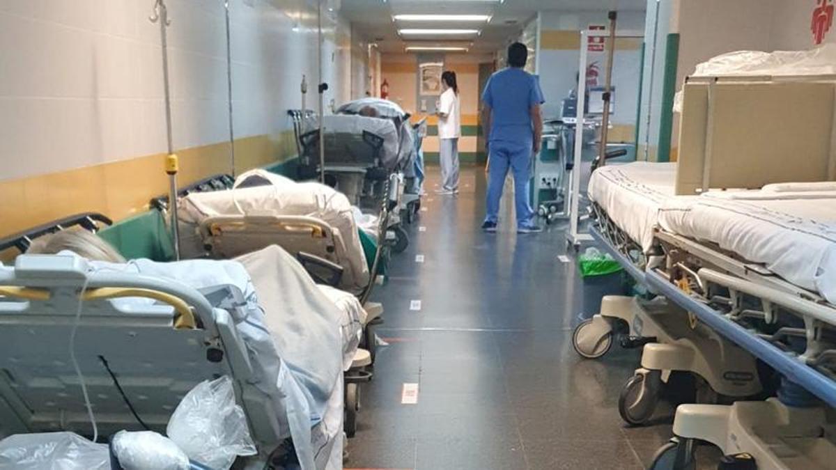 Uno de los pasillos del Insular abarrotados de pacientes