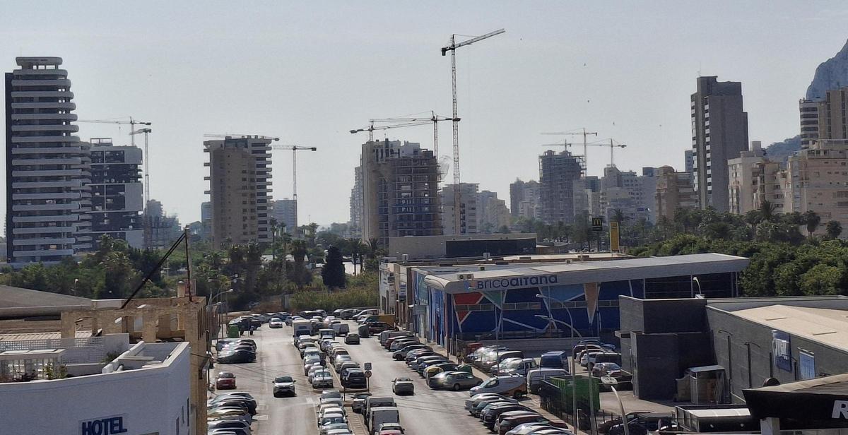 Grúas de nuevas torres de apartamentos en Calp. Esa oferta la copan inversores y no vecinos