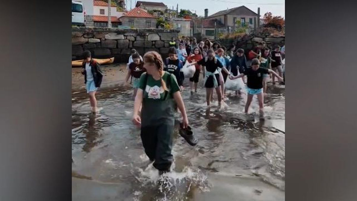 Los estudiantes de A Guarda cruzan el río Miñor hacia La Isla de Tali.