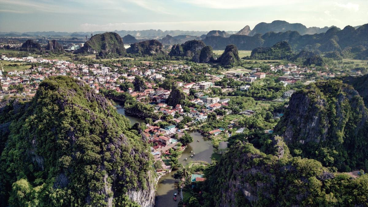 Vista aérea de Ninh Binh rodeada de montañas en Vietnam.