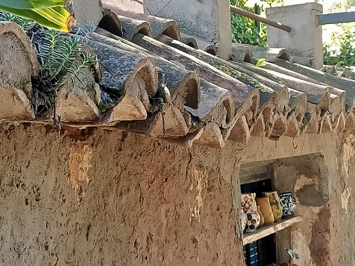 Detalla de las tejas superpuestas de la casa al pie del Monte San Antón.