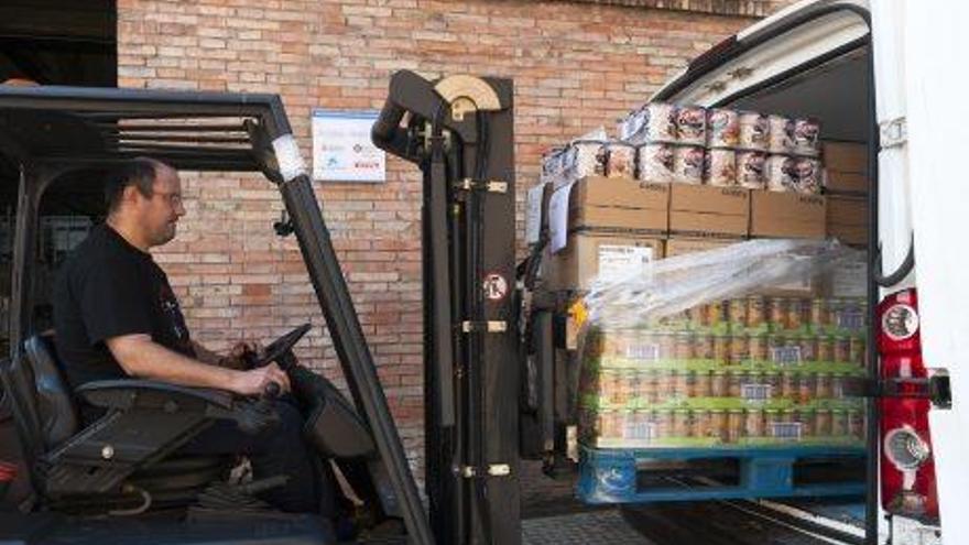 Posant menjar amb el carretó elevador en una furgoneta, ahir