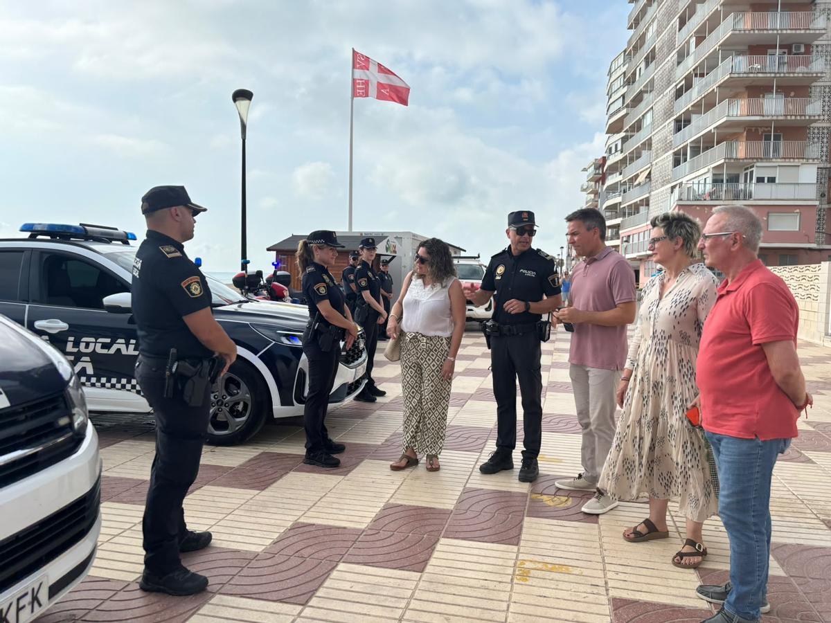 Las autoridades locales en la presentación de la campaña.