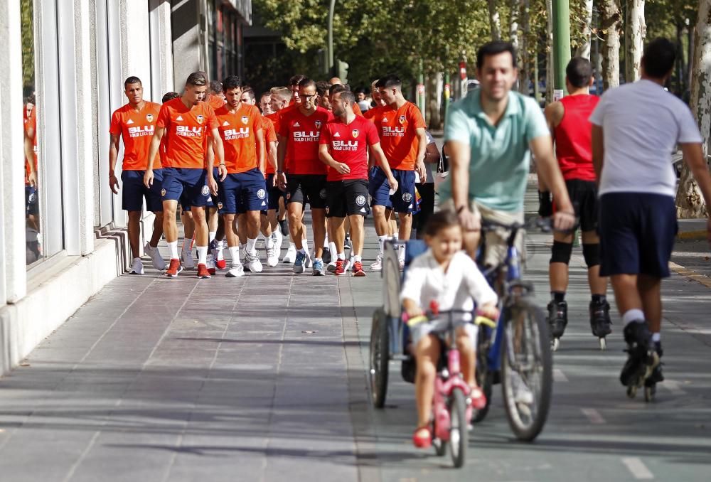 Paseo del Valencia CF por las calles de Sevilla
