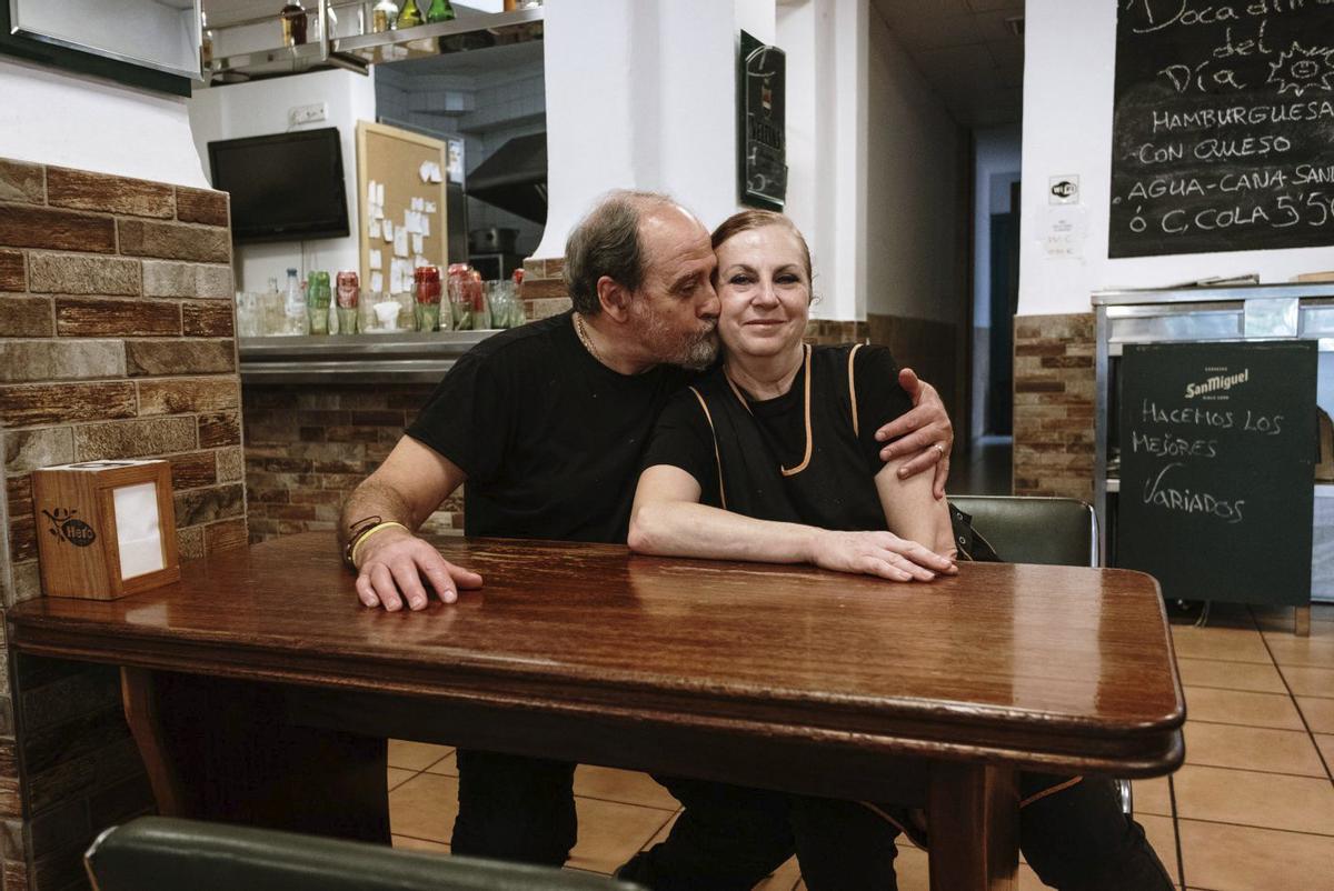 Pedro Fernández y Katty Borrás, en el bar Última Parada, para el que buscan sucesor