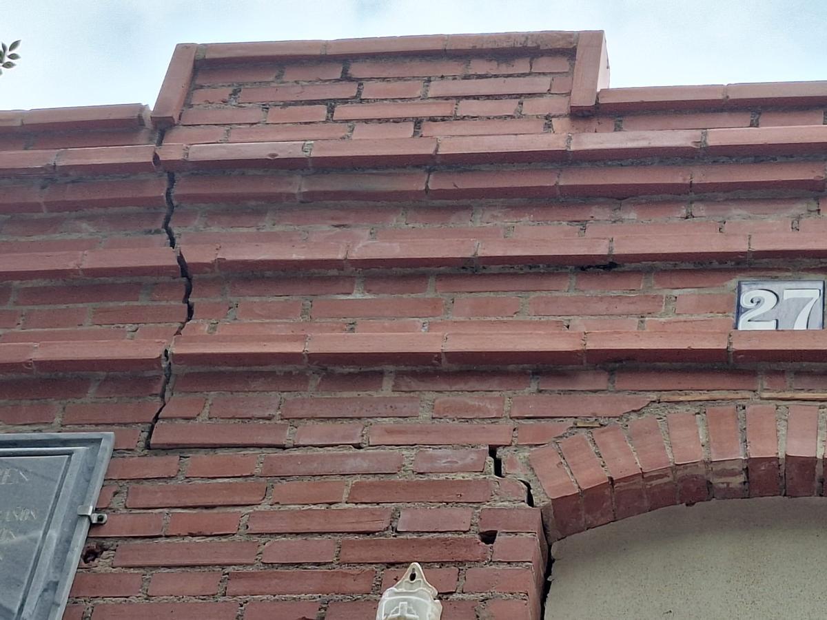 Grietas en el grupo San Bernardo del cementerio municipal.