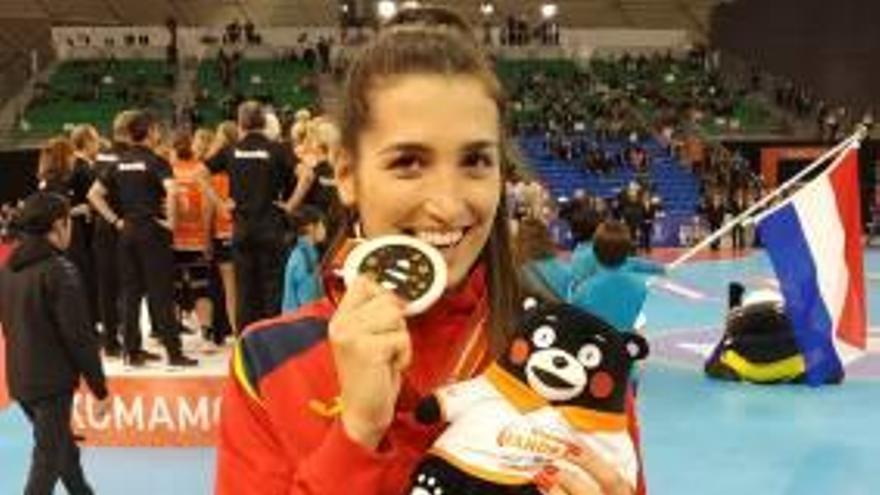 La santapolera Lara González, con la medalla de plata.