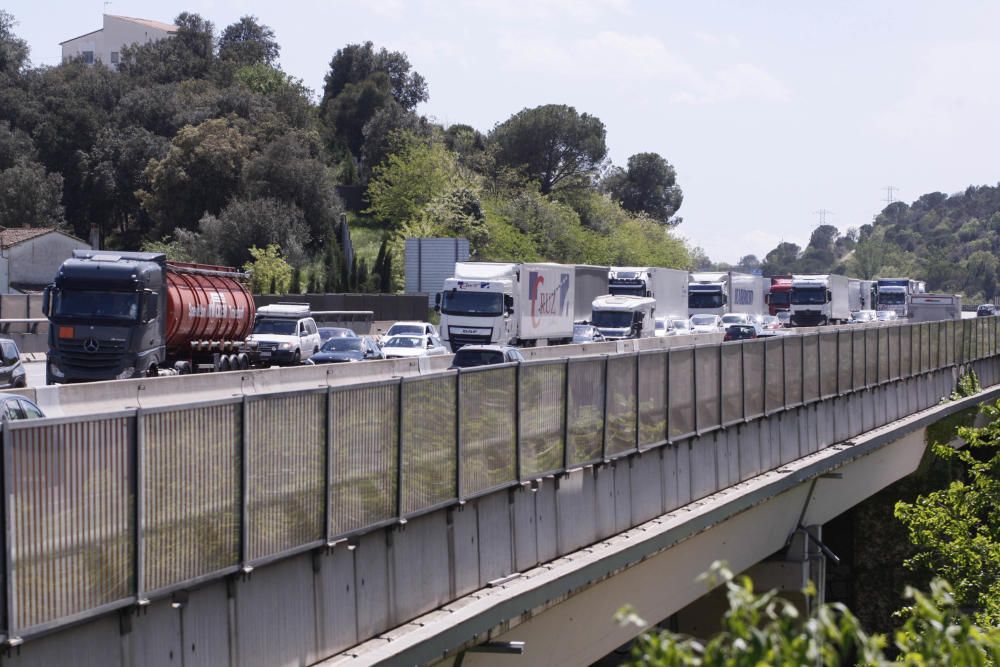 Una caravana bolca a l'AP-7 a Sarrià de Ter