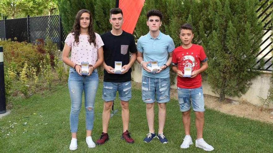 Carlos Izquierdo, Manuel Calvo, Ibai Neches y Lucía Rodríguez reciben la medalla por su debut