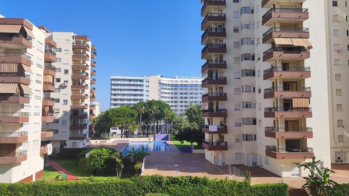 Edificis d’habitatges, molts d’ús turístic, a la platja de Gandia