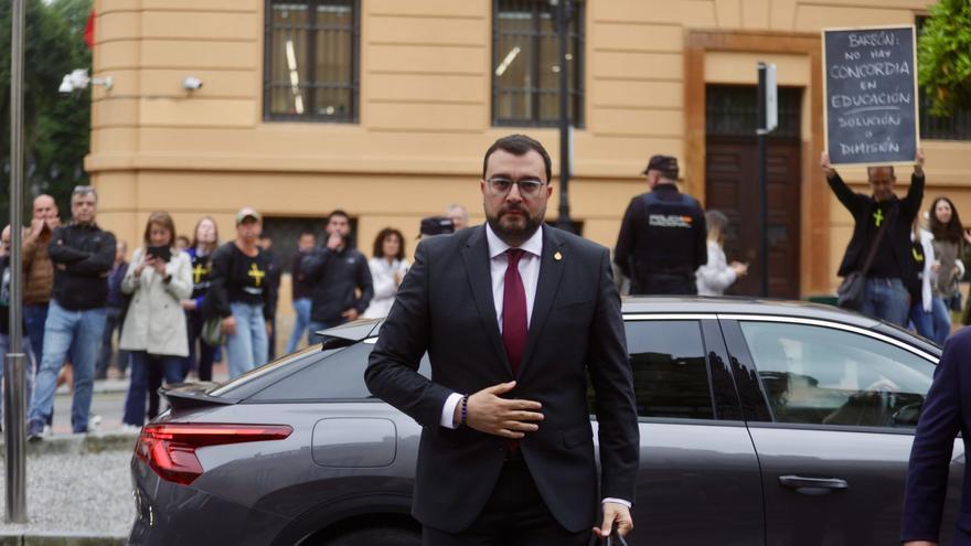 Barbón reaparece en público en el Reconquista entre abucheos de profesores que piden &quot;solución o dimisión&quot;: &quot;Empeño mi palabra por la educación pública asturiana&quot;