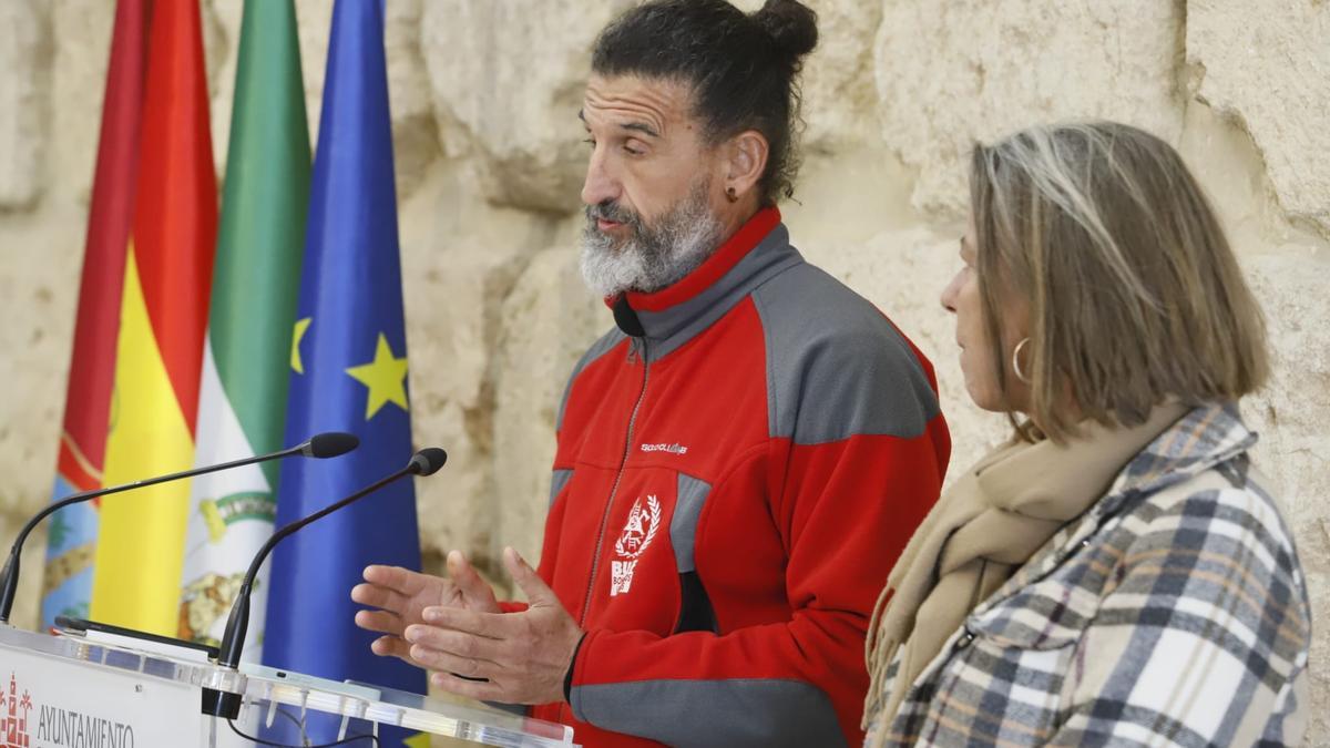 Antonio García e Isabel Albás, durante la rueda de prensa para anunciar la ayuda del Ayuntamiento a Bomberos Unidos sin Fronteras.