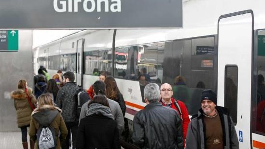 Usuaris a l&#039;estació de tren de Girona, en una imatge d&#039;arxiu.