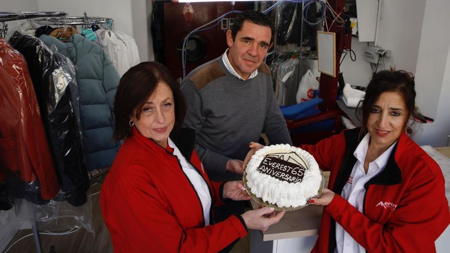 Por la izquierda, Amparo García, Francisco Fernández e Isabel Villamandos, con una tarta en el local de El Coto de Tintorerías Everest por su 65.º cumpleaños. | Á. González