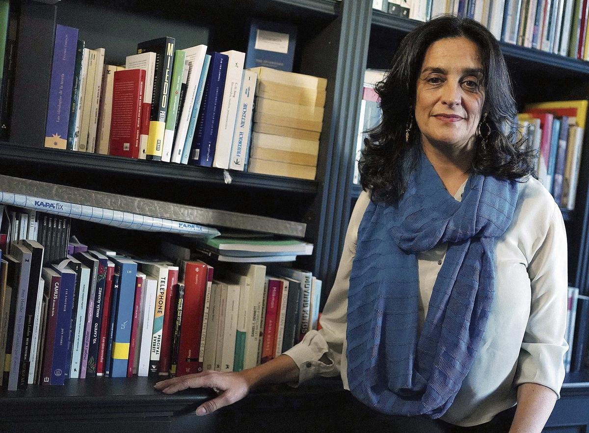 Silvia Bardelás, en la biblioteca de su casa de Madrid