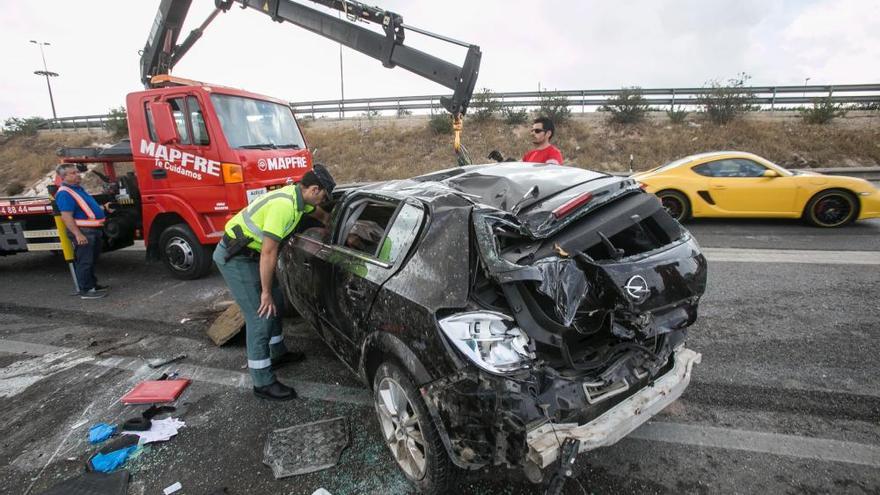 Un herido leve al salirse su coche de la autovía en Alicante