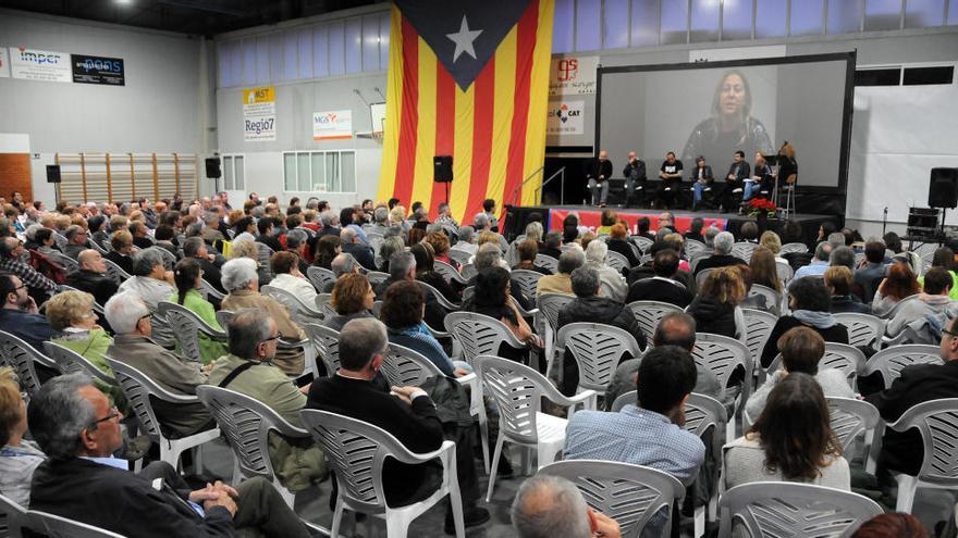 Mig miler de persones presencien al pavelló de Navàs el debat independentista