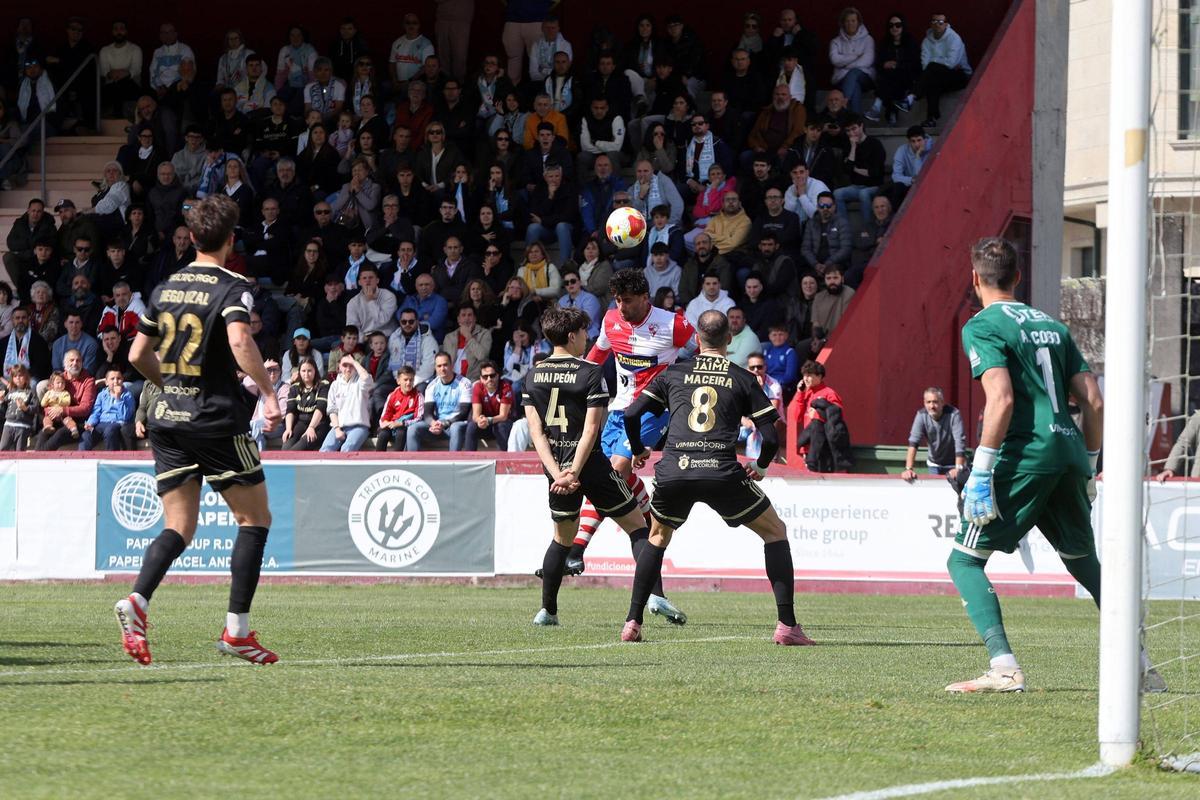 Las imágenes del duelo trascendental entre el Arosa y el Compostela Las imágenes del duelo trascendental entre el Arosa y el Compostela