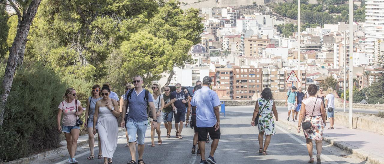 Pasajeros de un crucero subiendo andando Castillo de Santa Bárbara al no haber servicio de autobús