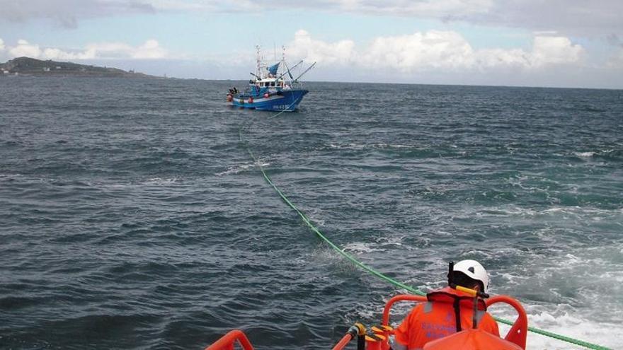 Salvamento Marítimo remolca un pesquero que quedó a la deriva frente a Cabo Touriñán