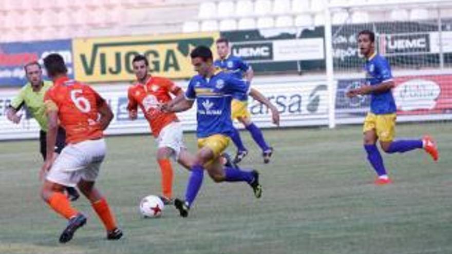 Los jugadores del Zamora CF organizan una jugada de ataque en un amistoso.