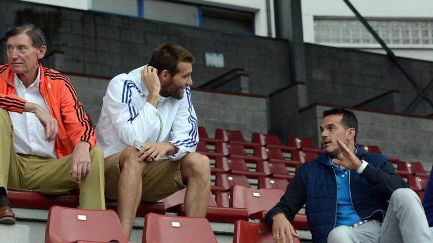 Michu, entre su padre, Jose Luis Luis Pérez, a la izquierda, y Esteban, ayer en Ganzabal.