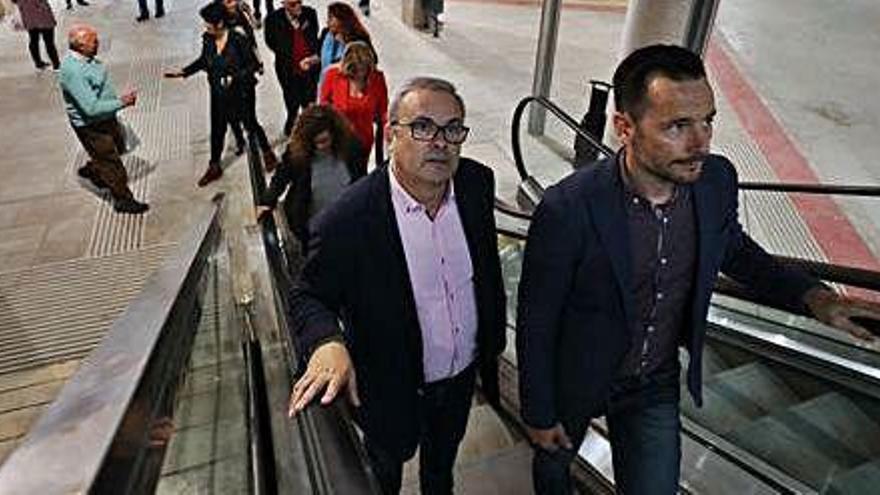 Vicent Torres y Rafa Ruiz suben las escaleras mecánicas de la estación de autobuses de Vila.