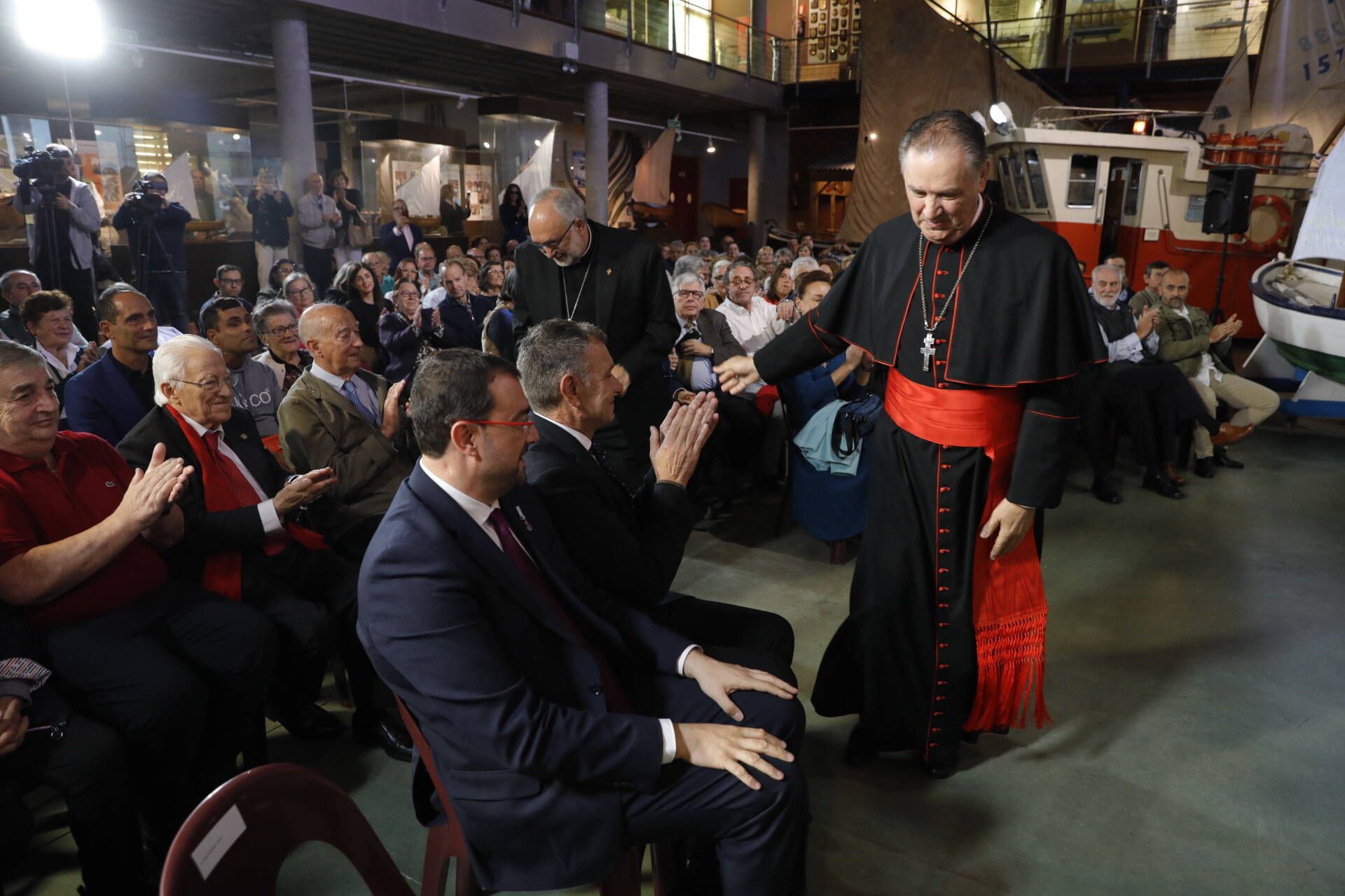 El cardenal Ángel  Fernández Artime recibe el título de Hijo Predilecto de Asturias en Luanco (Gozón)
