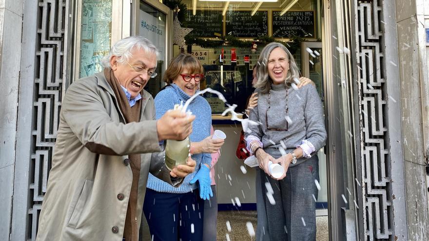 El responsable de la administración de lotería número 97, en la plaza Urquinaona de Barcelona, celebra haber repartido el sexto quinto premio de la Lotería de Navidad en Barcelona