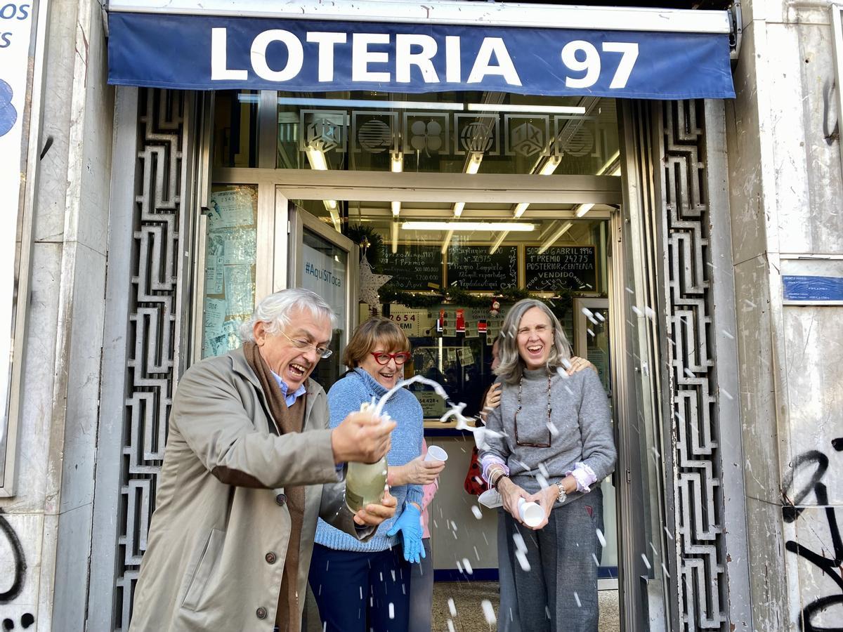 Agraciados con un premio de la Lotería de Navidad celebran su suerte.