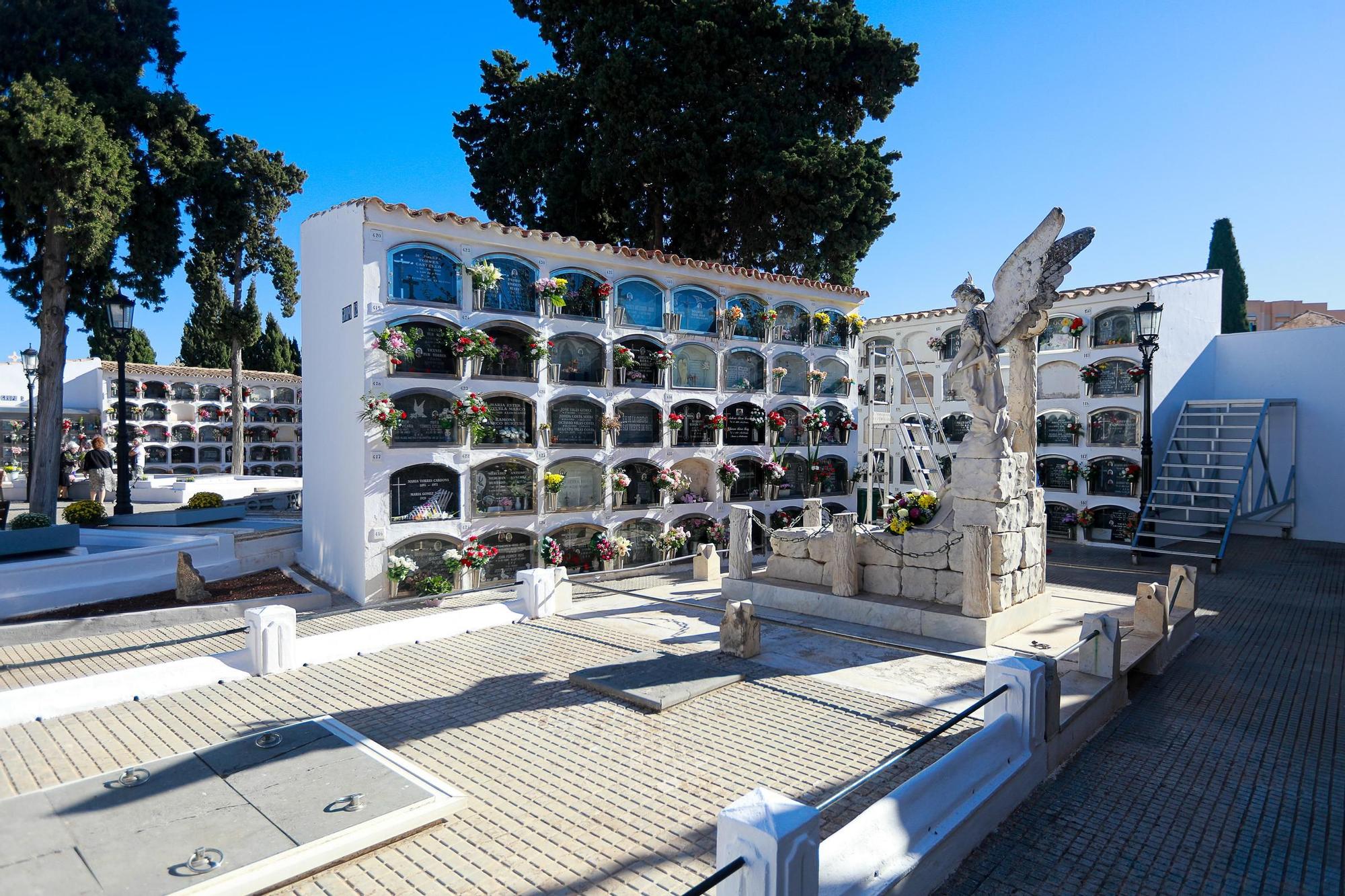 Galería: Mira aquí todas las fotos de los cementerios de Ibiza el día de Tots Sants