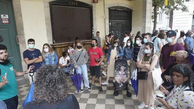 Un grup de turistes, a la plaça Independència de Girona