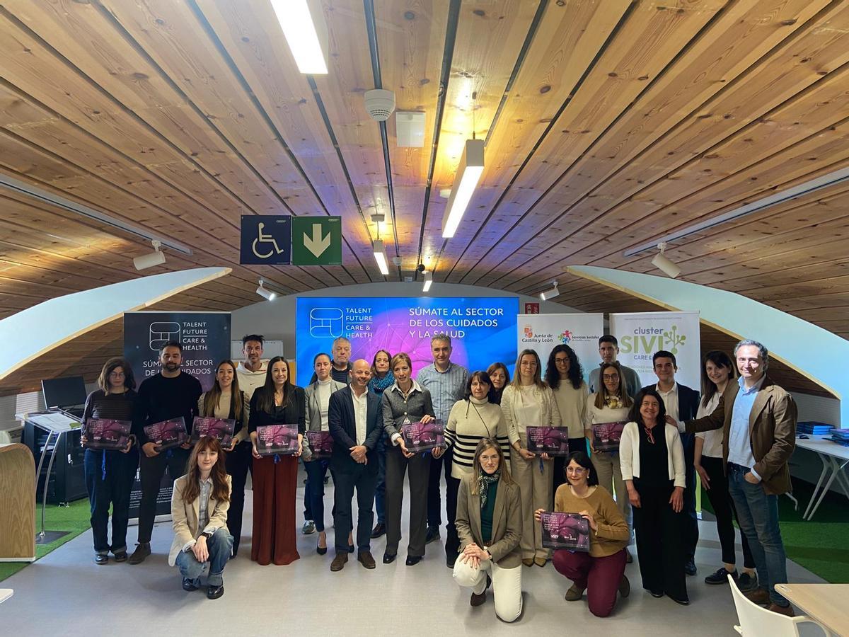 Entrega de diplomas a los centros y entidades participantes en la formación del Hub de la Aldehuela.