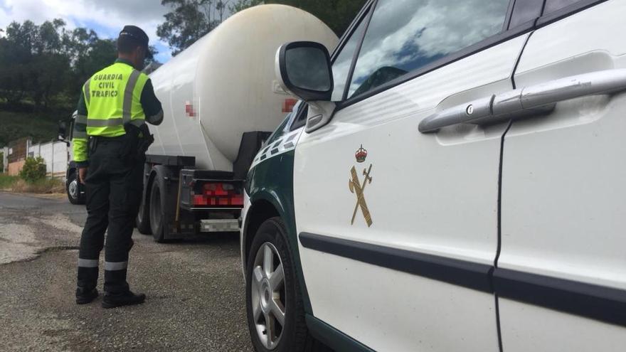 Duplica la tasa de alcohol un conductor de un camión con 20 toneladas de combustible en A Coruña