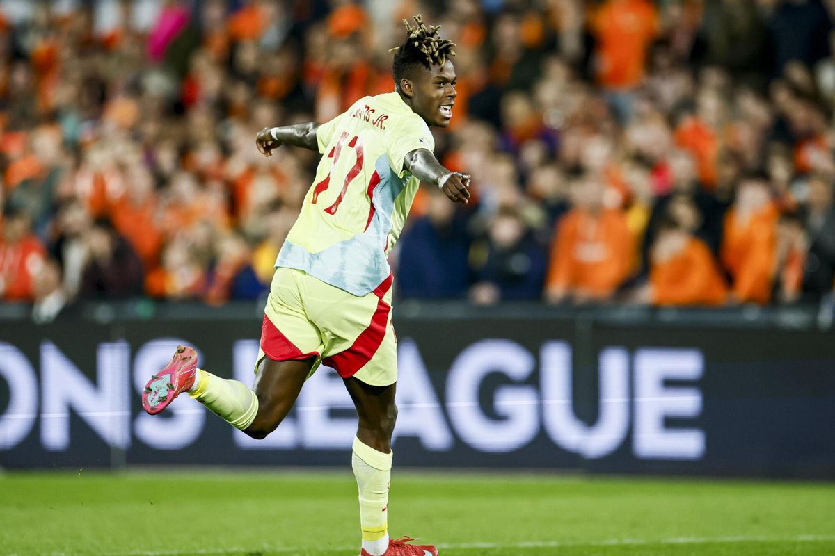 Nico Williams celebra un gol con la selección española