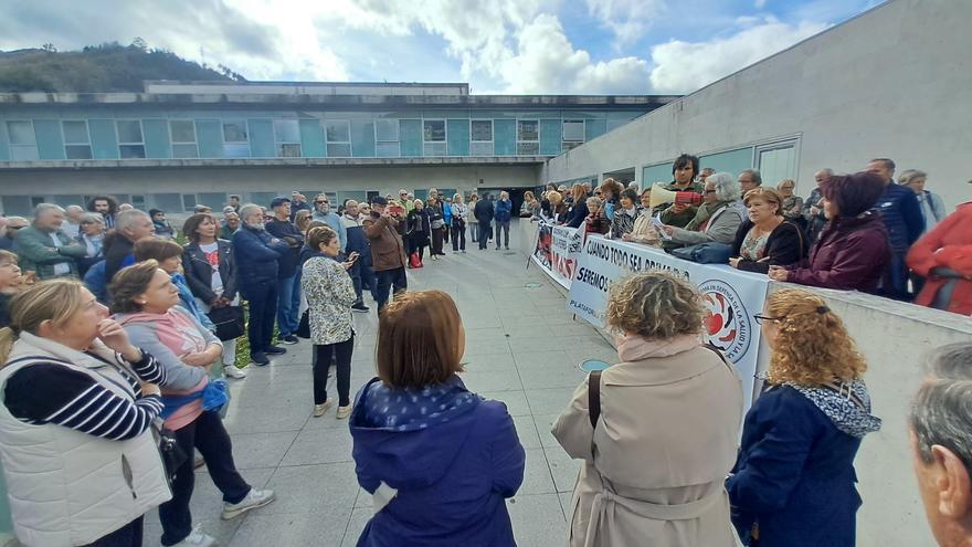 Los pacientes del Caudal piden a la Consejera de Salud menos espera y más estabilidad médica