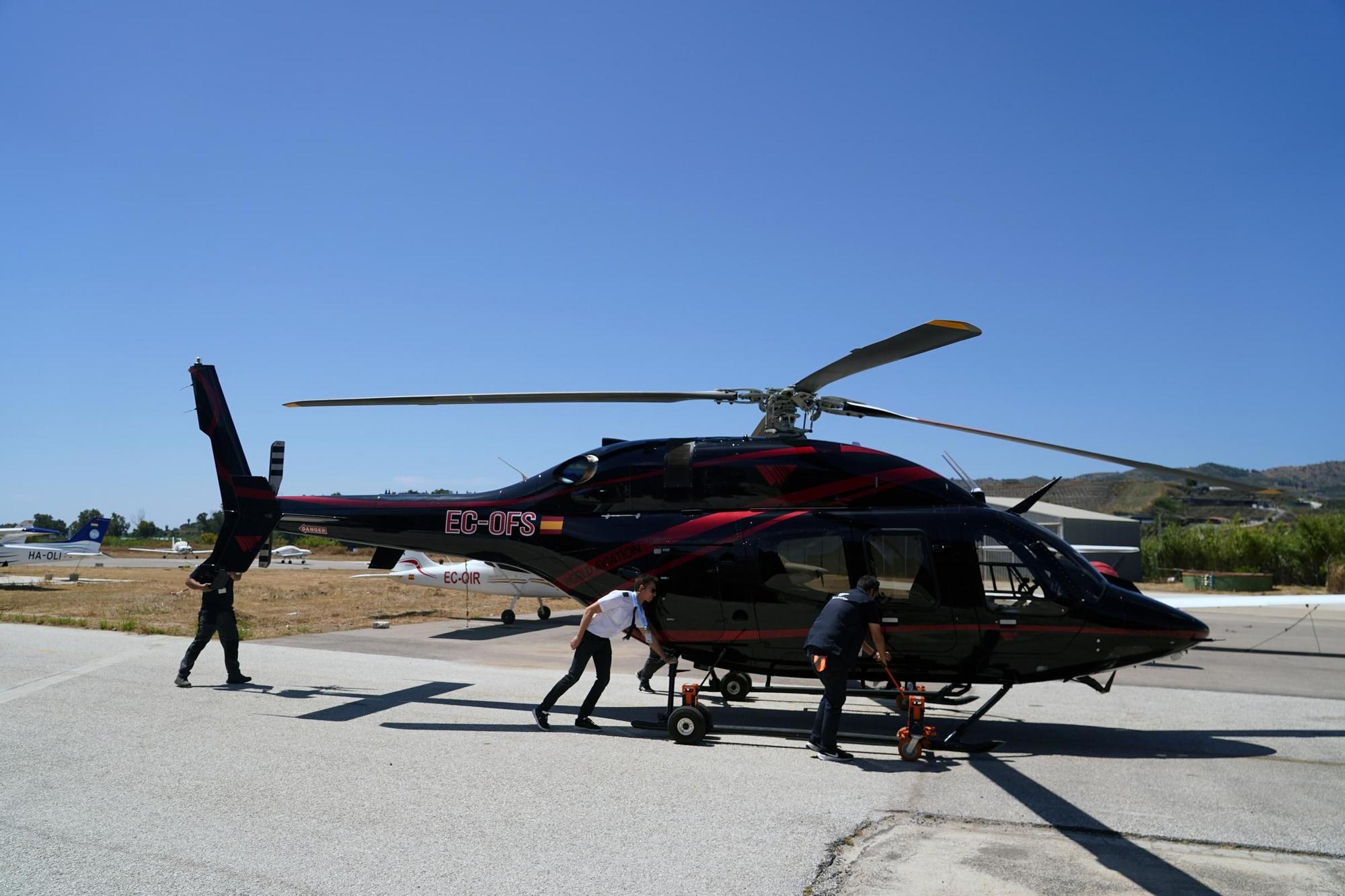 El helicóptero despega dese el aeródromo de Vélez Málaga.