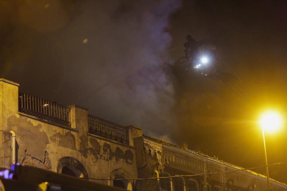 Un fuego destruye el chalé de los García Pola, uno de los tesoros indianos de Avilés.