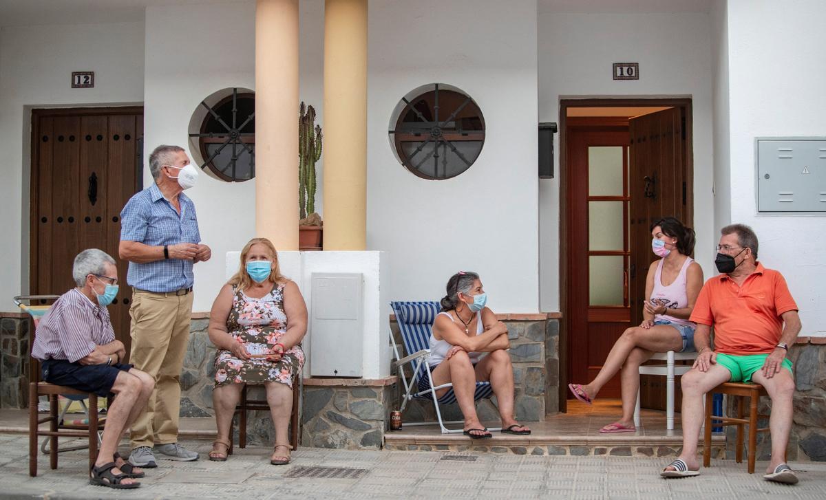 Vecinos de Algar (Cádiz) charlan al fresco, en 2021.